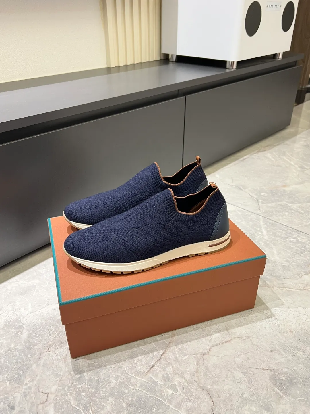 Men's Men's Shoes 💰p380 Loro Men's Shoes 💰piana/Noyo Piana 360 L Men's Shoes 💰p Flexy Walk Men's Sports Shoes These sports shoes are made of knitted wool uppers, and the heel is wrapped in smooth calf leather. Merino sheep are selected from Australia and New Zealand. The upper is machine-woven like a sweater, and then equipped with a white rubber outsole and a Kummel-colored sole. It is both beautiful and non-slip. The fabric is 100% cashmere and the insole is calf leather. It is super comfortable on the feet! Comes with full original packaging! Multiple colors available! Size: 38-44 (45 customized)